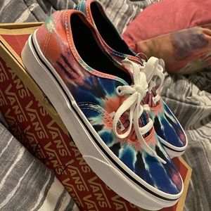 Women vans size 6.5 tie-dye brand new never Worn.